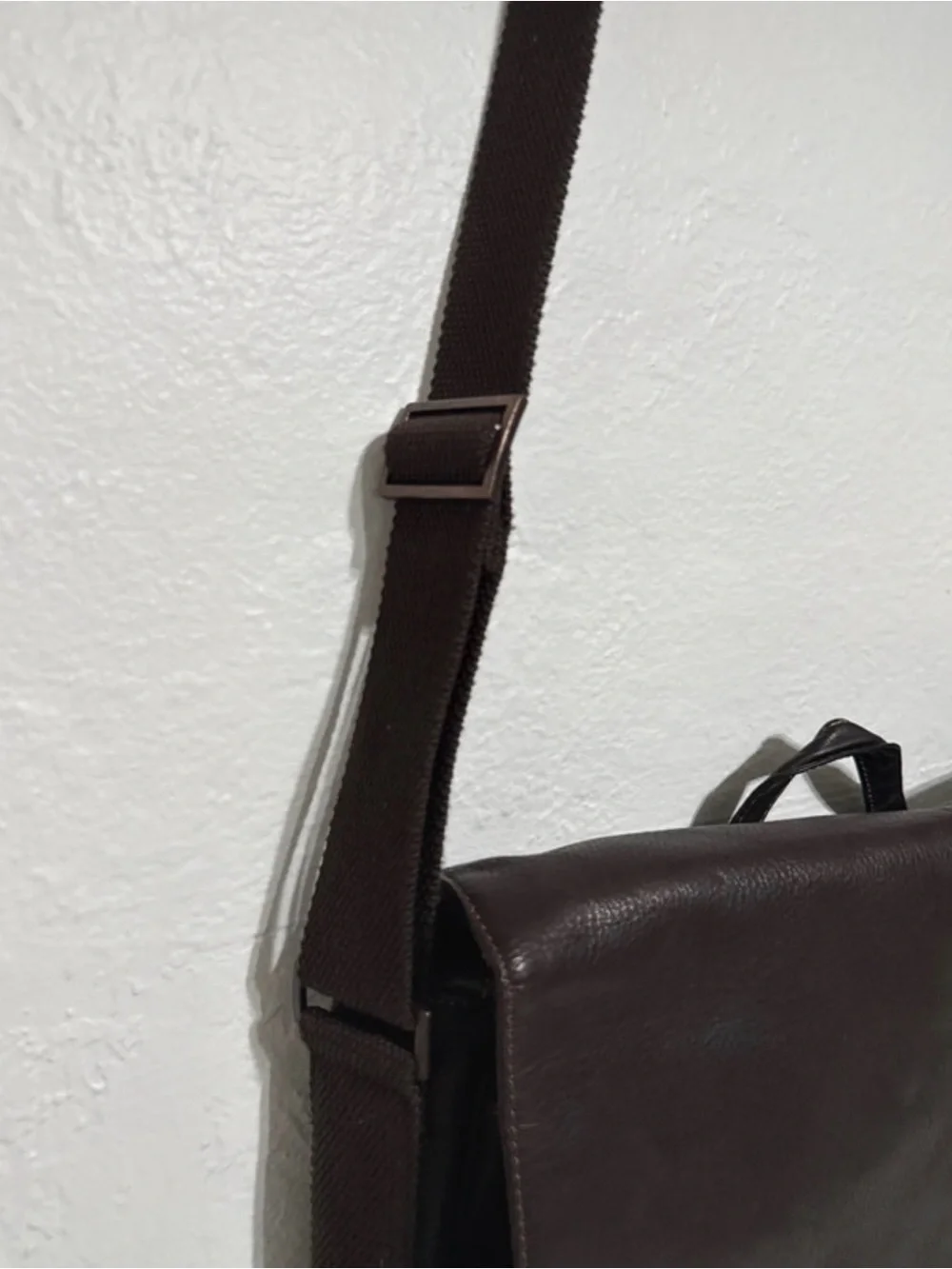 👜 Kenneth Cole Reaction Leather Messenger Bag – Dark Brown